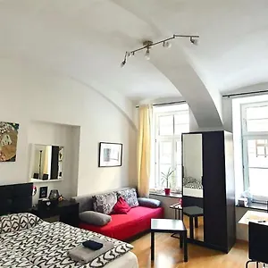 hundred-water-apartment-nearby-s-city-center-free.vienna-besthotels.com/